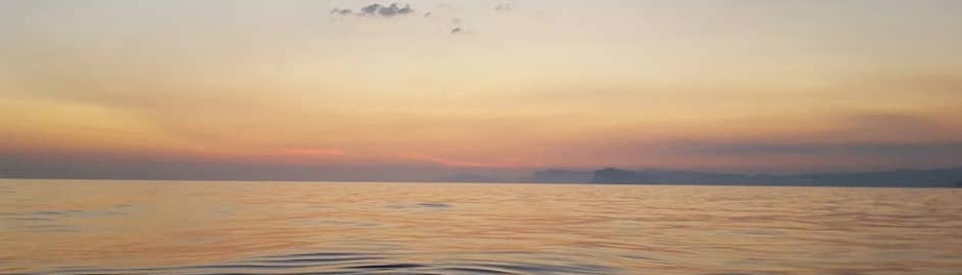 Blick während der privaten RIB Bootstour bei Sonnenuntergang ab Bandol mit Atlantide Promenades en mer Bandol.