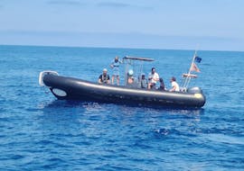 Une famille participe à une Balade privée en bateau semi-rigide depuis Bandol avec Atlantide Promenades en mer Bandol.