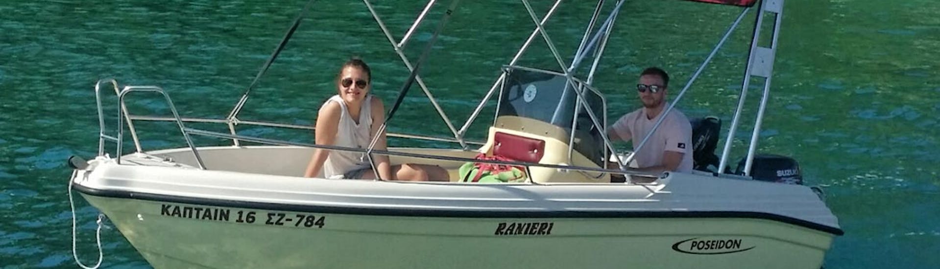 Personas a bordo de nuestro mini-barco de lujo durante el alquiler de un barco en Keri (hasta 4 personas) con Captain's Motorboat Rentals.