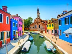 Bootsfahrt von Venedig nach Murano, Burano & Torcello mit Il Doge di Venezia.  Ein Foto der farbenfrohen Häuser in Burano, aufgenommen während der Bootstour von Venedig nach Murano, Burano & Torcello mit Il Doge di Venezia.