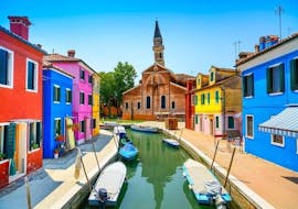 Bootsfahrt von Venedig nach Murano, Burano & Torcello mit Il Doge di Venezia.  Ein Foto der farbenfrohen Häuser in Burano, aufgenommen während der Bootstour von Venedig nach Murano, Burano & Torcello mit Il Doge di Venezia.