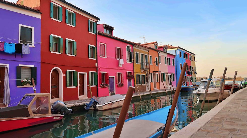 Ein Foto der farbenfrohen Häuser in Burano, aufgenommen während der Boottour von Venedig nach Murano, Burano und Torcello mit Il Doge di Venezia.