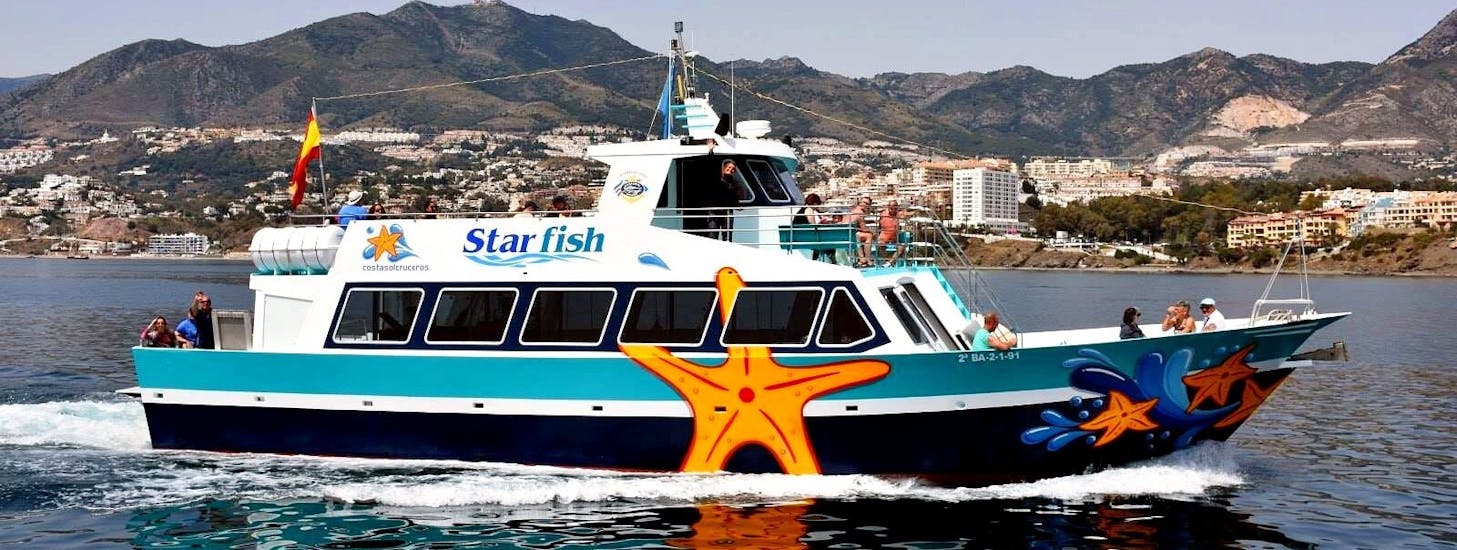 Die Fähre Starfish Two mit den Teilnehmern an Bord genießt die Landschaft während eines Bootstransfers zwischen Benalmádena und Fuengirola mit Costasol Cruceros.