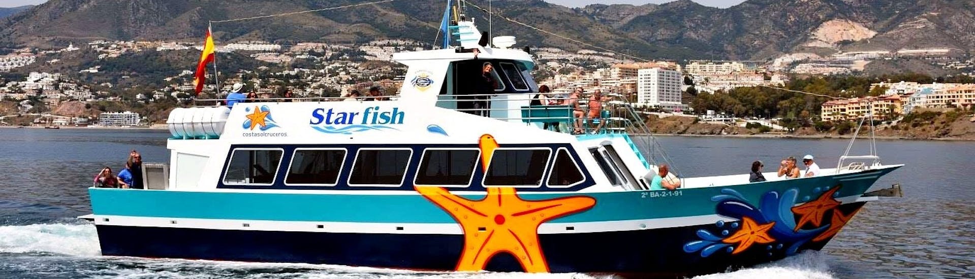 Il traghetto Starfish Two naviga sulle splendide acque blu del Mediterraneo durante un transfer in barca tra Benalmádena e Fuengirola con Costasol Cruceros.