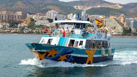 De Starfish Two veerboot met deelnemers aan boord genietend van het landschap tijdens een boottransfer tussen Benalmádena en Fuengirola met Costasol Cruceros.