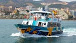 Il traghetto Starfish Two con i partecipanti a bordo che si godono il paesaggio durante il transfer in barca tra Benalmádena e Fuengirola con Costasol Cruceros.