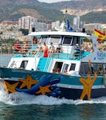 De Starfish Two veerboot met deelnemers aan boord genietend van het landschap tijdens een boottransfer tussen Benalmádena en Fuengirola met Costasol Cruceros.