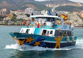 El ferry Starfish Two con participantes a bordo disfrutando del paisaje durante un traslado en barco entre Benalmádena y Fuengirola con Costasol Cruceros.