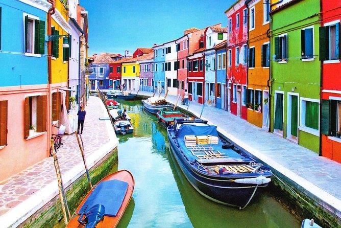 Canale a Burano con casette colorate visto durante la Gita in barca da Punta Sabbioni a Murano, Burano e Torcello con il Doge di Venezia.