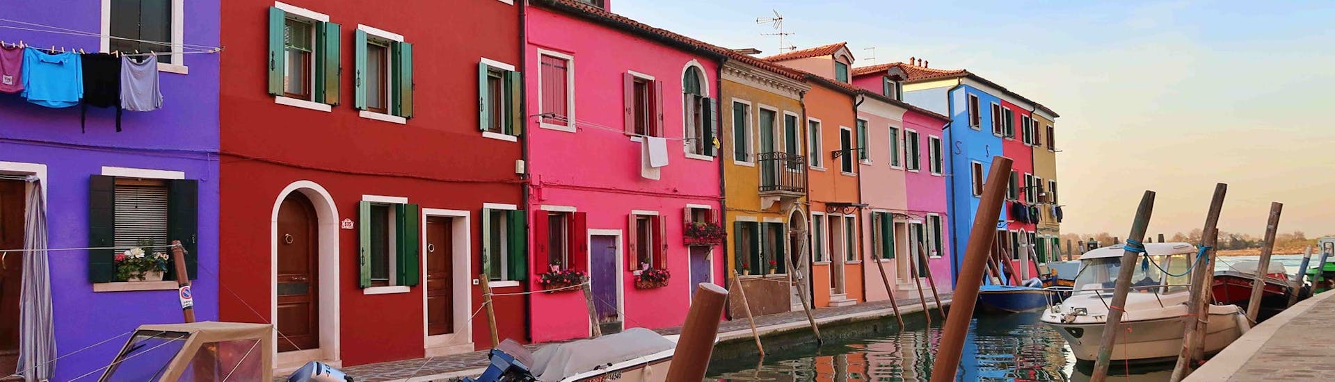 Een foto van de kleurrijke huizen genomen in Burano tijdens de boottocht van Punta Sabbioni naar Murano, Burano & Torcello met Il Doge di Venezia.