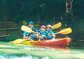 Three persons including two children doing the 6km Kayak & Canoe Hire near Paris - Escapade Tour with Canoe 77 Seine-et-Marne.