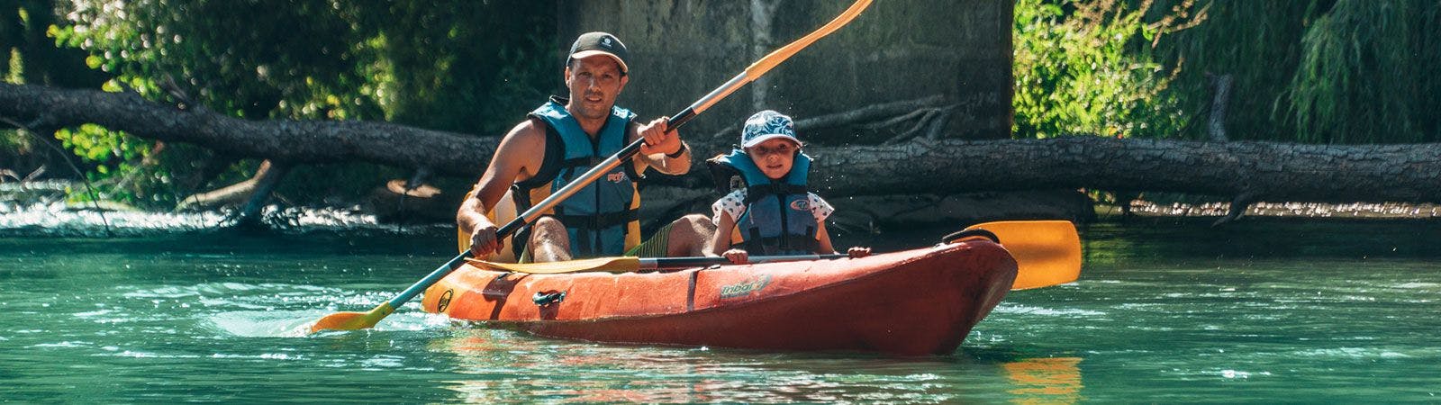 Trois personnes dont deux enfants en train de faire Parcours escapade 6km de Canoë-kayak près de Paris avec Canoe 77 Seine-et-Marne.
