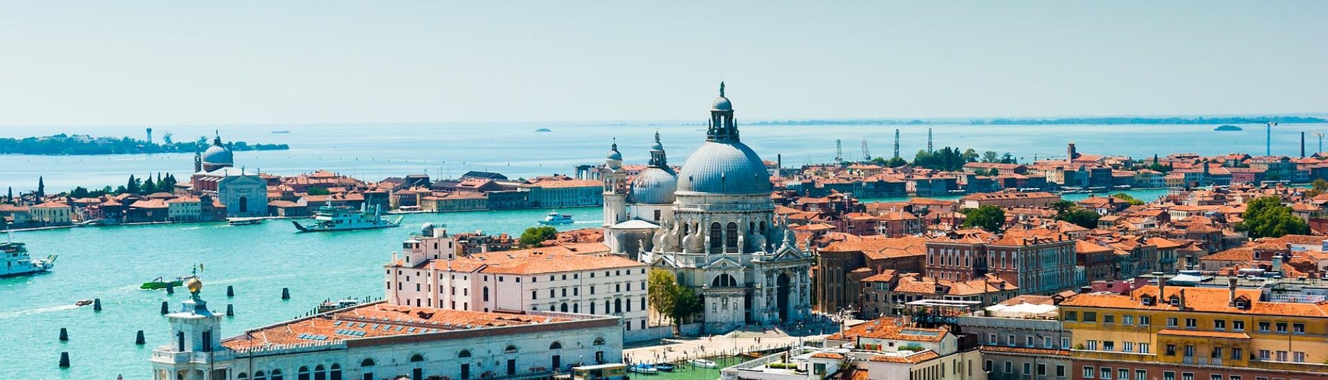 Panoramisch uitzicht over Venetië dat je kunt zien tijdens de boottocht naar Murano & Burano met ochtend in Venetië met Il Doge di Venezia.