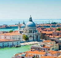 Uitzicht op de stad Venetië van bovenaf die je kunt bezoeken tijdens de Boottocht naar Murano & Burano met Ochtend in Venetië met Il Doge di Venezia.