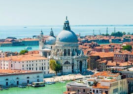 Blick auf die Stadt Venedig von oben, die Ihr während der Bootsfahrt nach Murano & Burano mit Morgen in Venedig mit Il Doge di Venezia besuchen könnt.