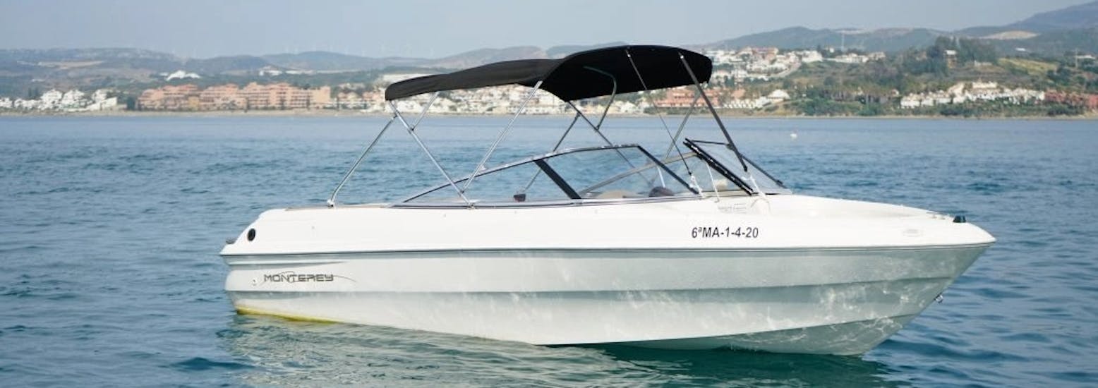 Unser Boot bei einem Bootsverleih in Estepona an der Costa del Sol (bis zu 6 Personen) mit Führerschein bei OfBlue Rental Boats.