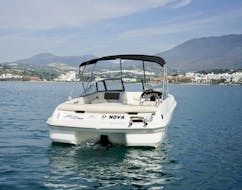 Unser Boot bei einem Bootsverleih in Estepona (bis zu 6 Personen) mit Führerschein bei OfBlue Rental Boats.
