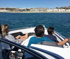 Gente disfrutando de las vistas durante un viaje en barco privado por la Costa del Sol desde Estepona con OfBlue Rental Boats.