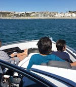 Gente disfrutando de las vistas durante un viaje en barco privado por la Costa del Sol desde Estepona con OfBlue Rental Boats.