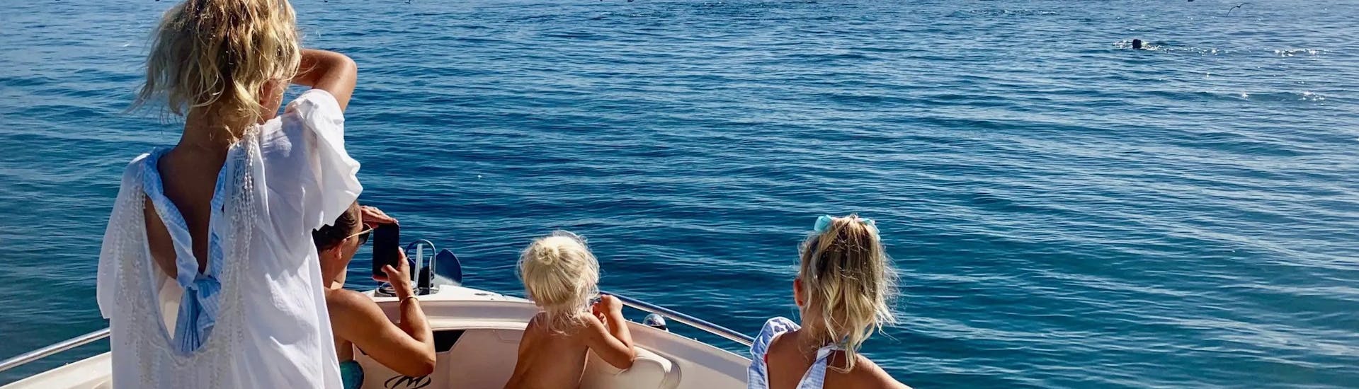 Kinderen bewonderen het uitzicht vanaf de boot tijdens een Bootverhuur in Estepona (tot 5 personen) met OfBlue Rental Boats.