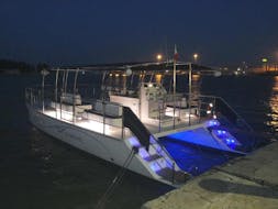 Vista del catamarano di sera durante il giro in catamarano a Macari con aperitivo al tramonto con Nautical Service San Vito lo Capo.