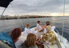 Group of people on a boat from Escursioni Sofia Polignano during the Private Boat Trip to the Sea Caves of Polignano a Mare.