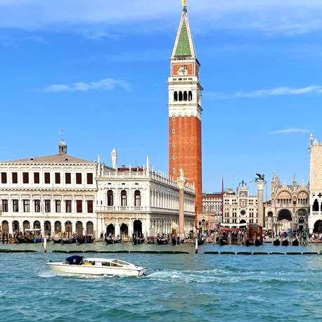 Blick auf den Markusplatz vom Boot aus, das sich Venedig nähert, während des Bootstransfers nach Venedig von Punta Sabbioni mit Il Doge di Venezia.