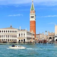 Vista de la plaza de San Marcos desde el barco que se acerca a Venecia, durante el traslado a Venecia desde Punta Sabbioni, con Il Doge di Venezia.