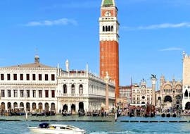 Vista de la plaza de San Marcos desde el barco que se acerca a Venecia, durante el traslado a Venecia desde Punta Sabbioni, con Il Doge di Venezia.