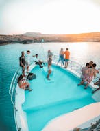 Menschen beobachten den Sonnenuntergang vom Boot aus während der Bootstour bei Sonnenuntergang zum Kap Greco ab Pernera & Protaras mit Aphrodite I Cruises Cyprus.