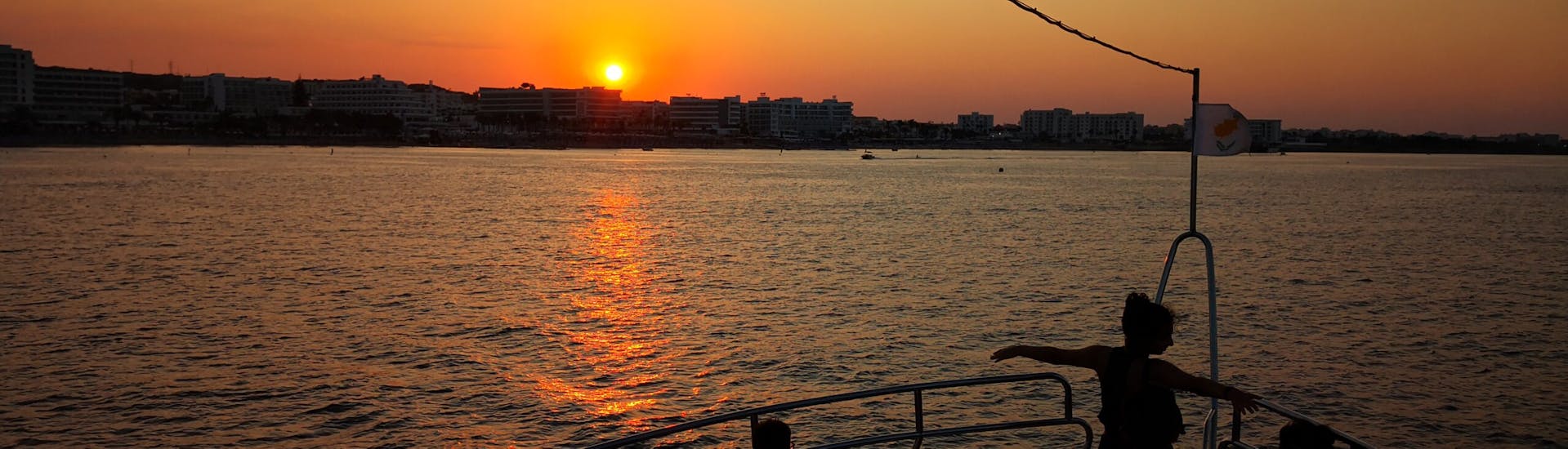 Die rote Abendsonne während der Bootstour bei Sonnenuntergang zum Kap Greco ab Pernera & Protaras mit Aphrodite I Cruises Cyprus.