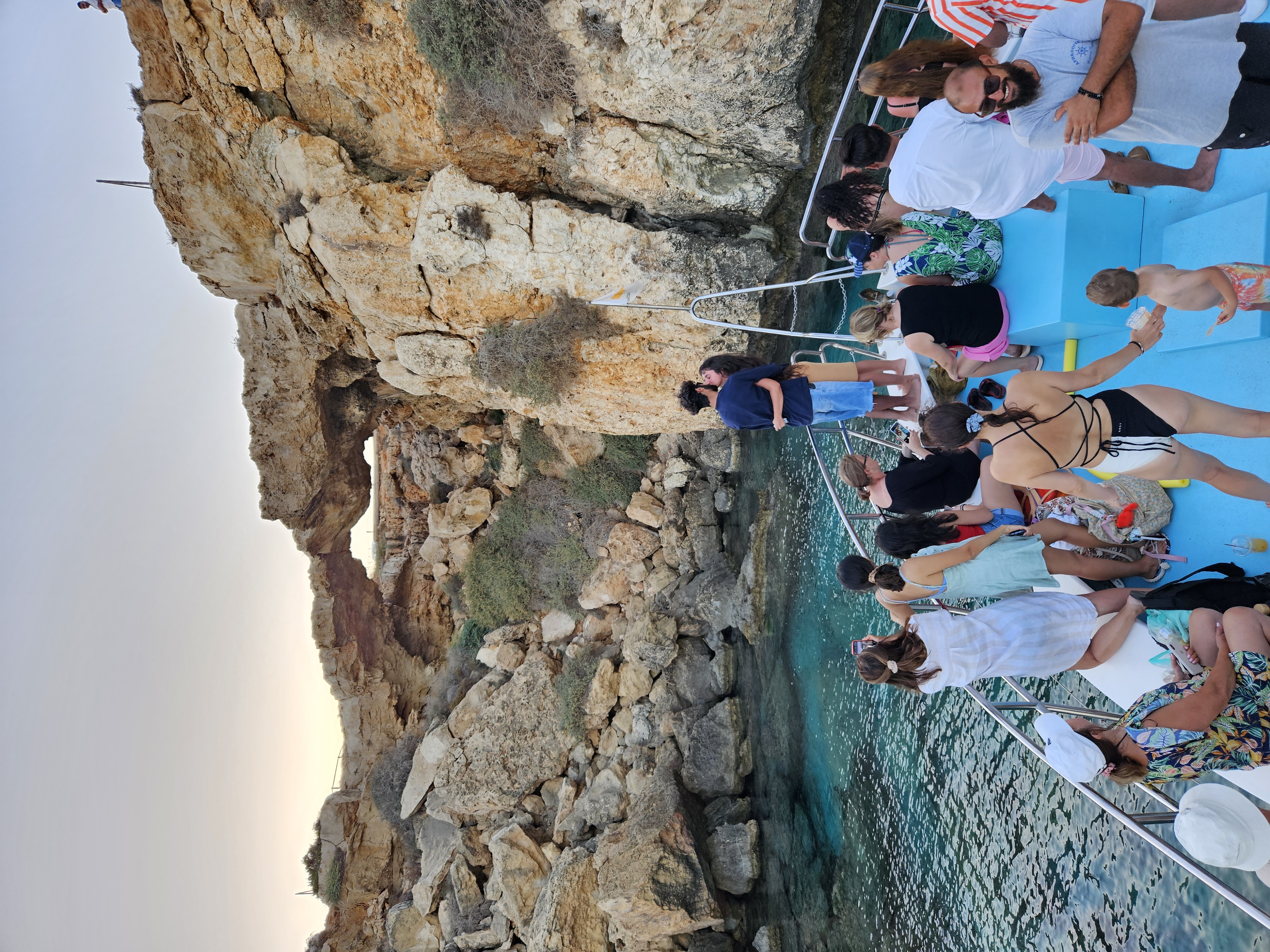 Passagiers aan boord van de Aphrodite I Cruises Cyprus-boot genieten van een prachtig uitzicht op de zeegrotten tijdens een boottocht naar Kaap Greco, de Blauwe Lagune en Turtle Cove vanuit Protaras en Pernera.