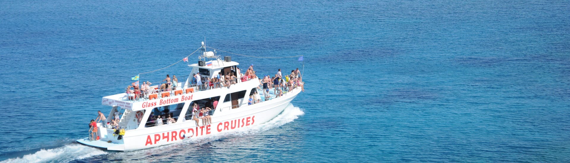 Menschen auf dem Boot während der Bootstour zum Kap Greco & zur Blauen Lagune ab Protaras & Pernera mit Aphrodite I Cruises Cyprus.