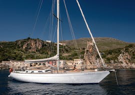 Imagen de un velero de Penelope Tour Castellammare en el mar durante el Paseo en velero desde Castellammare a la Riserva dello Zingaro.