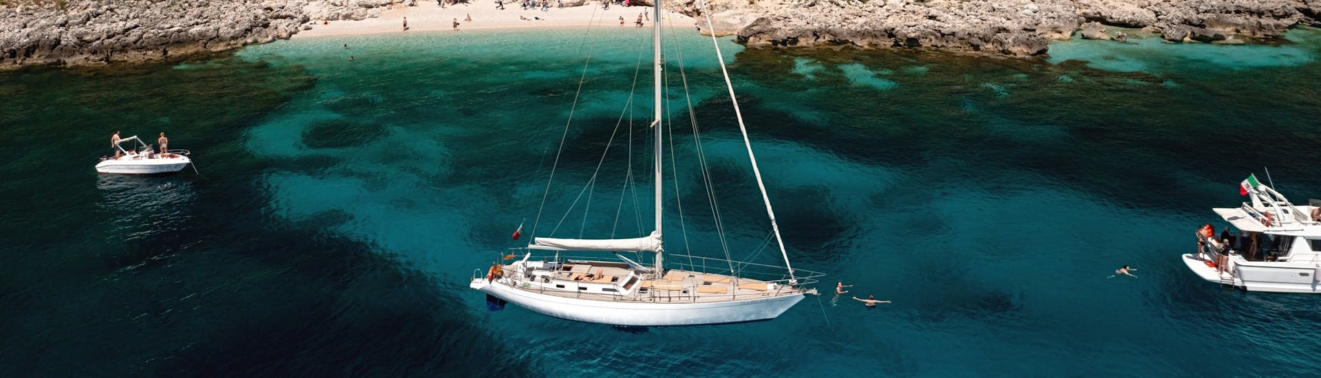 Foto del mare con una barca a vela di Penelope Tour Castellammare durante la Gita in barca a vela da Castellammare alla Riserva dello Zingaro.
