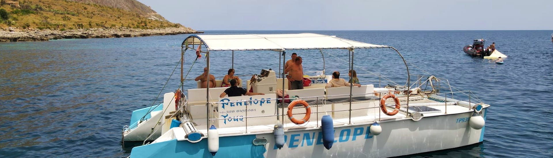 Imagen de un catamarán de Penelope Tour Castellammare durante el Paseo en catamarán desde Castellammare a la Riserva dello Zingaro.
