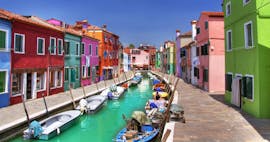 Casette colorate lungo un canale a Burano visto durante la Gita in barca da Venezia a Murano e Burano con Il Doge di Venezia.
