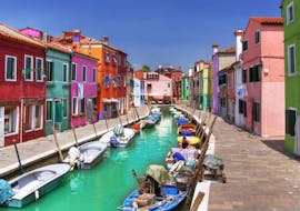 Bunte Häuser entlang eines Kanals in Burano, gesehen während der Bootsfahrt von Venedig nach Murano & Burano mit Il Doge di Venezia.