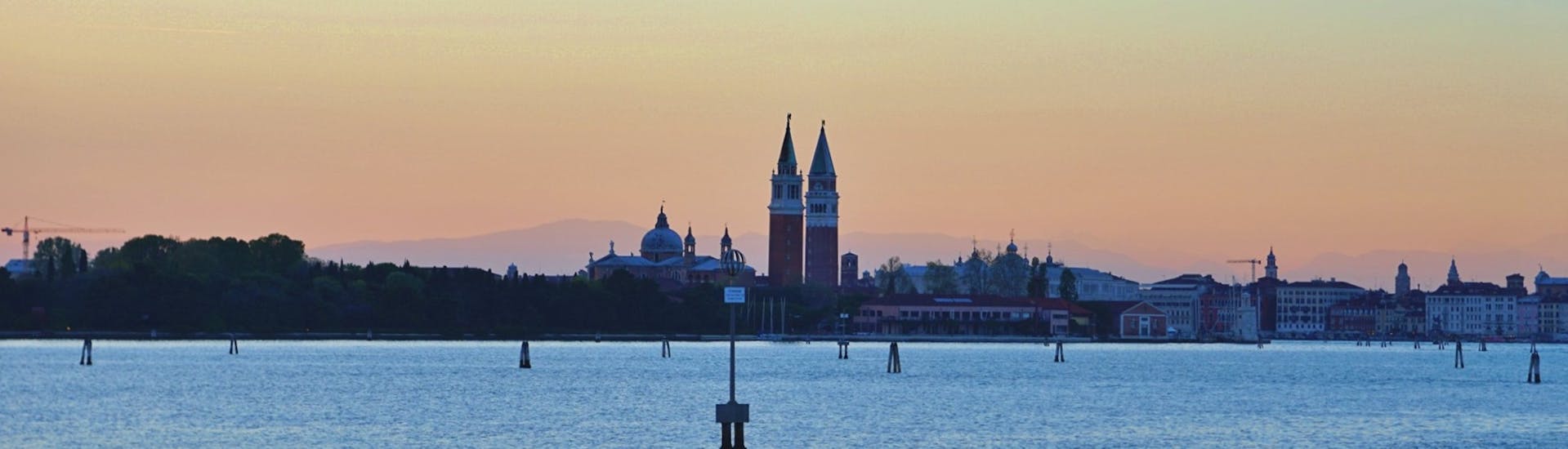 Uitzicht op Venetië vanaf de boot bij zonsondergang tijdens de Sunset Boat Trip in Venetië met Il Doge di Venezia.