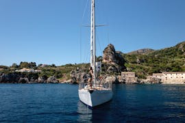 Foto di una barca a vela di Penelope Tour Castellammare durante la Gita in barca a vela privata da Castellammare alla Riserva dello Zingaro.
