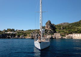 Imagen de un velero de Penelope Tour Castellammare en el mar durante el Paseo en velero privado desde Castellammare a la Riserva dello Zingaro