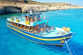 El barco Discovery Cruises Cyprus está anclado durante el paseo de barco de Ayia Napa a la Laguna Azul.
