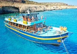 El barco Discovery Cruises Cyprus está anclado durante el paseo de barco de Ayia Napa a la Laguna Azul.