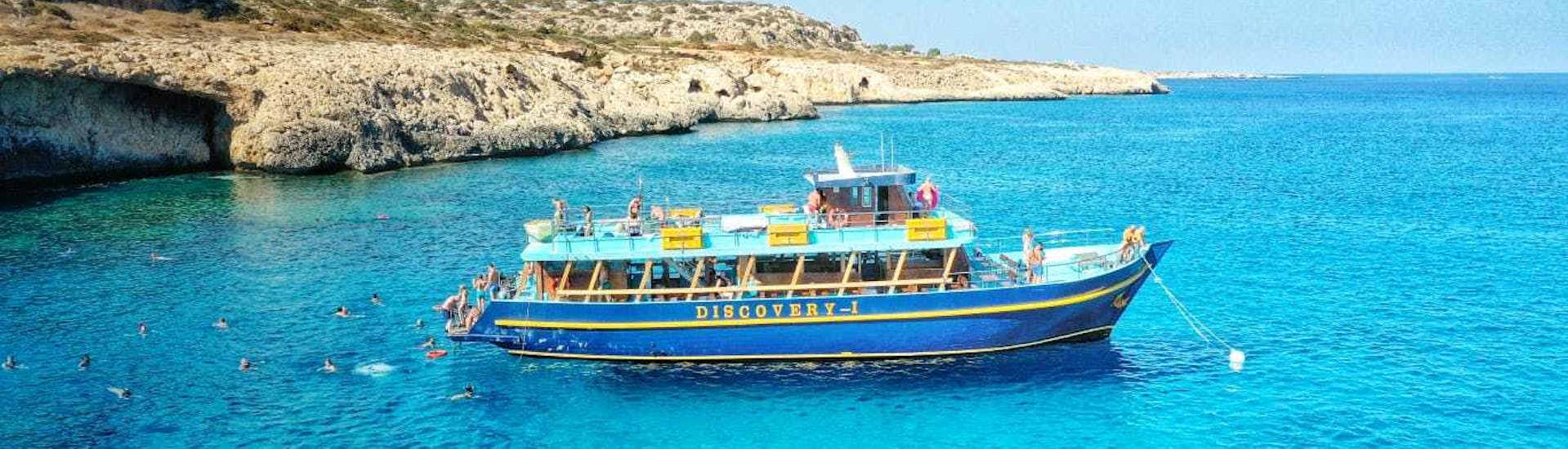 Gita in barca da Ayia Napa a Konnos Beach con bagno in mare e visita turistica.