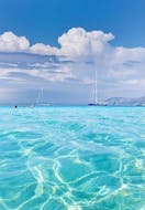 L'acqua cristallina durante la gita privata in barca alla laguna di Balos e Gramvousa da Kissamos con Chania Balos Cruises.