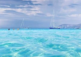 L'acqua cristallina durante la gita privata in barca alla laguna di Balos e Gramvousa da Kissamos con Chania Balos Cruises.