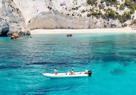 Des nageurs sur la plage de Menies lors de la Balade privée en bateau à la plage de Menies depuis Kissamos avec Chania Balos Cruises.