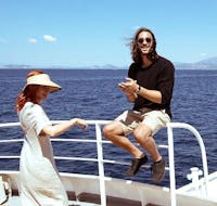 Foto van lachende gasten op het schip, gebruikt tijdens de boottocht naar de Saronische Eilanden, georganiseerd door Athens Day Cruise.