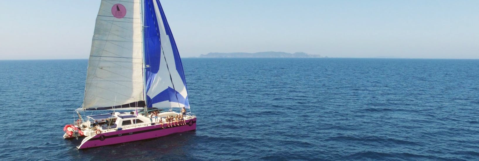 Amigos dando un paseo en catamarán por la bahía de Quiberon y a la isla de Houat con Caseneuve Maxi Catamaran.