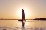 Des personnes participent à une Balade en catamaran au coucher du soleil dans la baie de Quiberon avec Caseneuve Maxi Catamaran.
